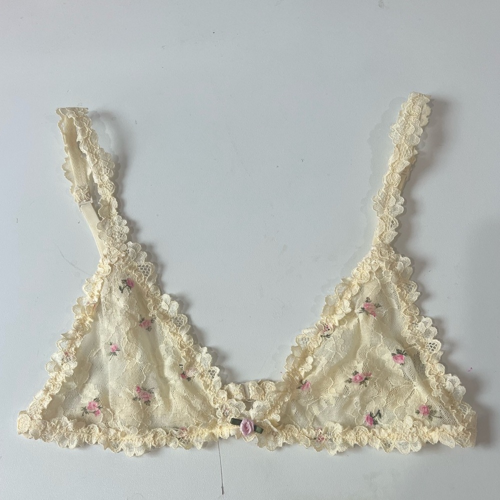 SKIMS STRETCH LACE TRIANGLE
BRALETTE BUTTER ROSEBUD PRINT S